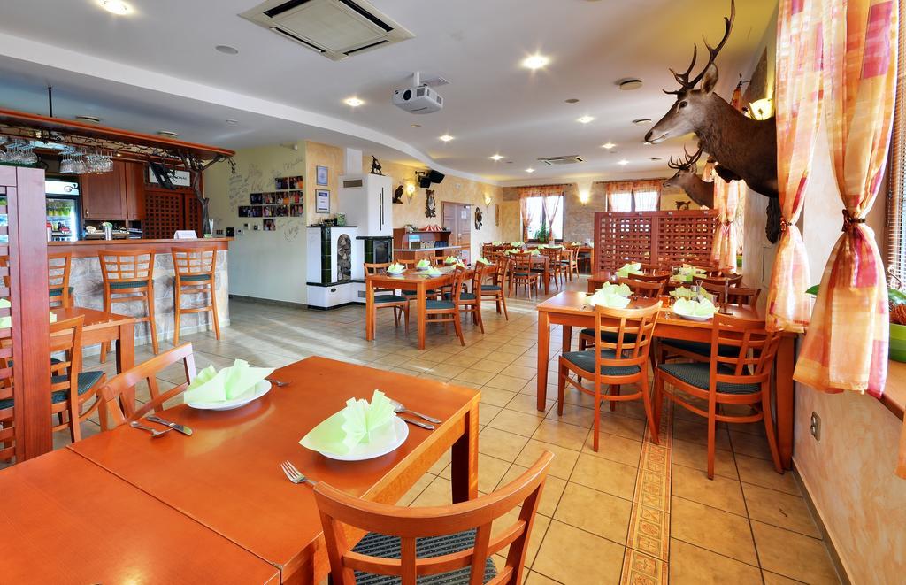 Restaurace A Penzion Kamenec Jilesovice ภายนอก รูปภาพ