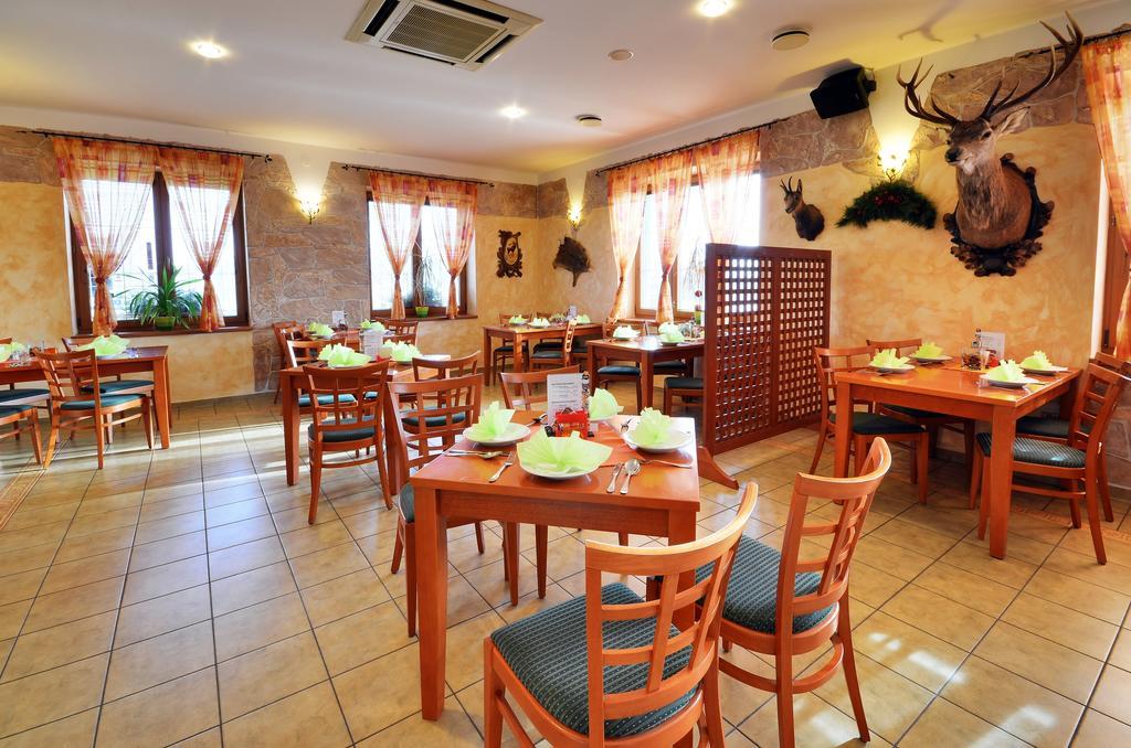 Restaurace A Penzion Kamenec Jilesovice ภายนอก รูปภาพ