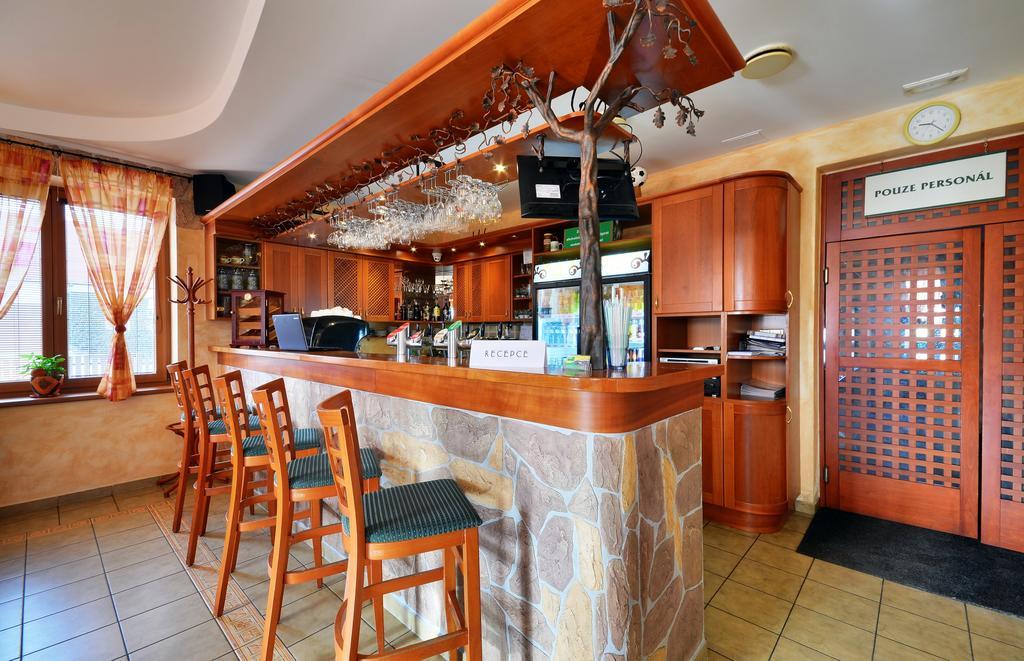 Restaurace A Penzion Kamenec Jilesovice ภายนอก รูปภาพ