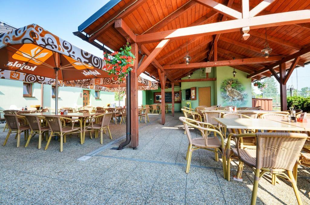 Restaurace A Penzion Kamenec Jilesovice ภายนอก รูปภาพ