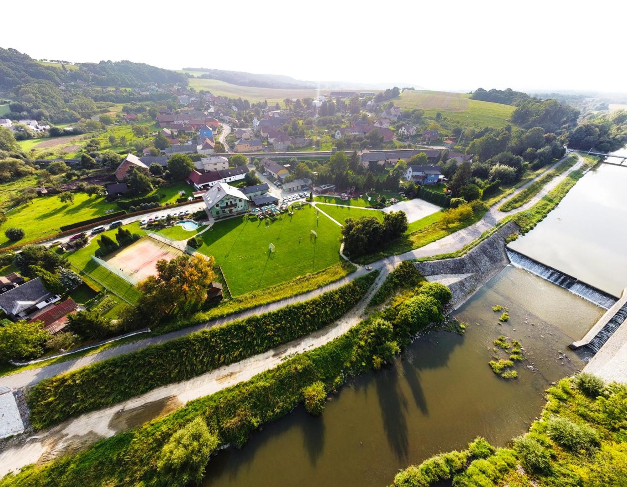 Restaurace A Penzion Kamenec Jilesovice ภายนอก รูปภาพ